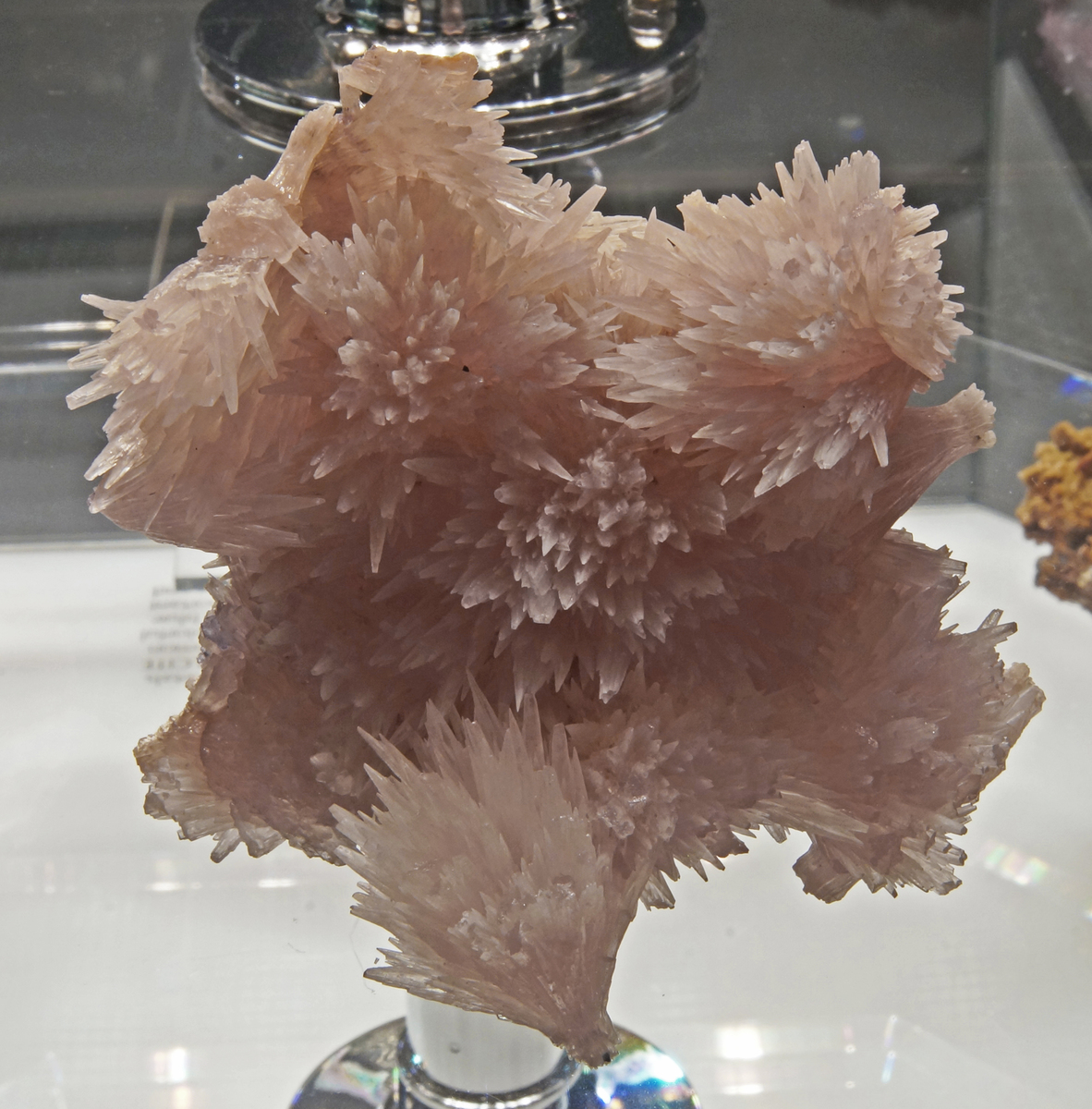Acicular crystals of strontianite from Illinois